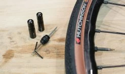 Kit De Réparation Tubeless Hutchinson - Outils Et Mèches 1.5+3mm -Cyclo-Camping Soldes Boutique kit reparation tubeless avec meches hutchinson 3 494x294 85a49673 7d7f 4f45 a4d5 61f0f45e61e0